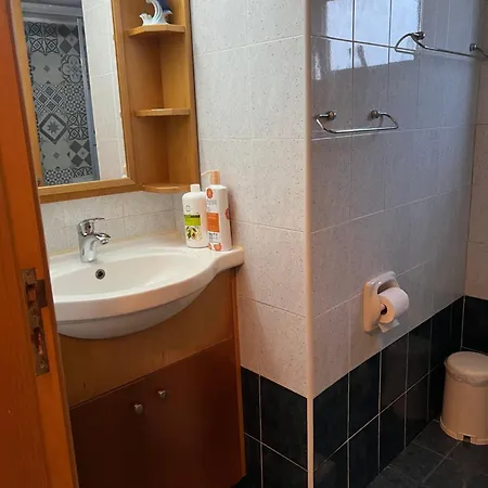 Makenzie 2 First Line Hostel Larnaca